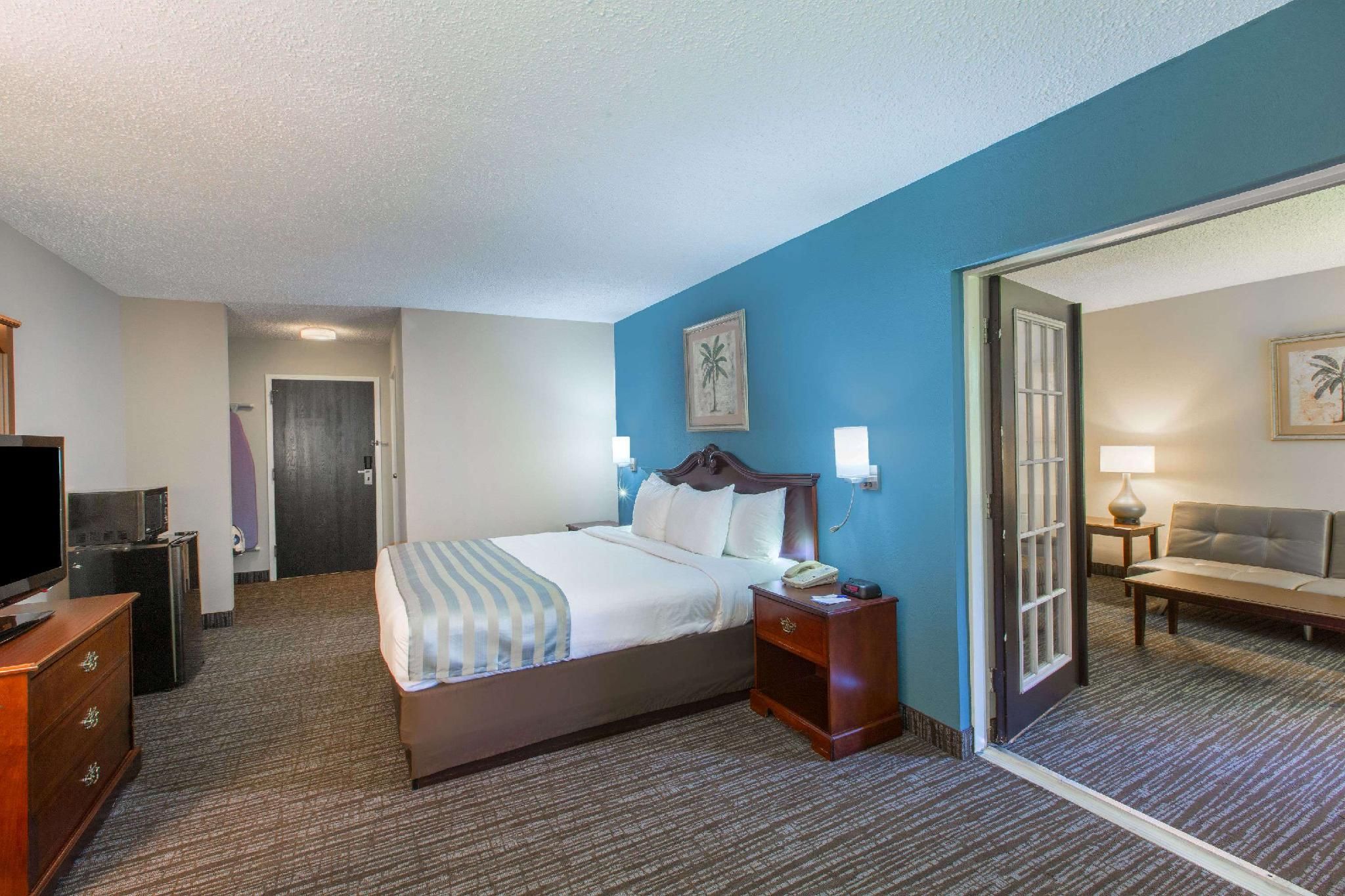1 King Bed, Two Room, Suite, Non-Smoking