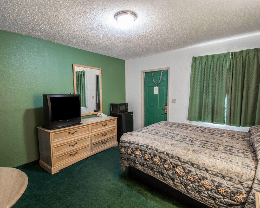 Rodeway Inn Fort Pierce US Highway 1 Standard Room, 1 Queen Bed, Non Smoking 3