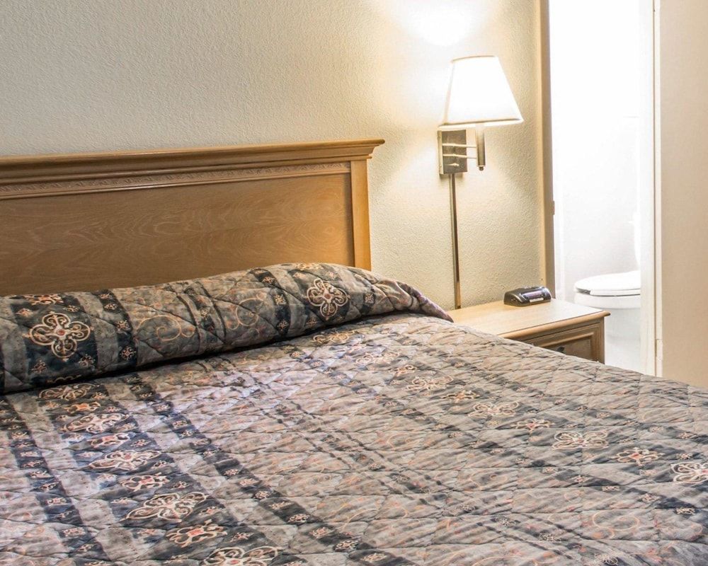 Rodeway Inn Fort Pierce US Highway 1 Standard Room, 1 Queen Bed, Non Smoking 4