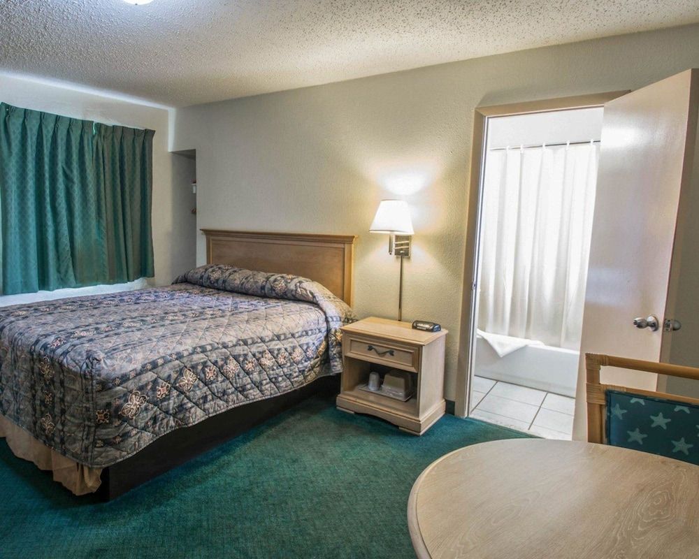 Rodeway Inn Fort Pierce US Highway 1 Standard Room, 1 Queen Bed, Non Smoking 2