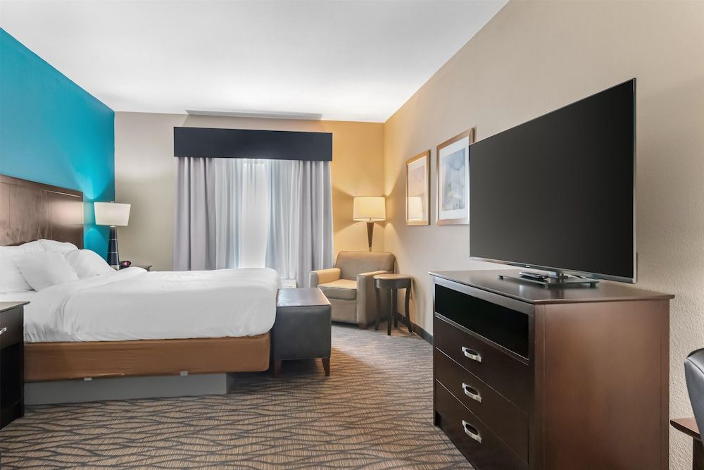 Suite, 1 King Bed, Accessible, Refrigerator & Microwave