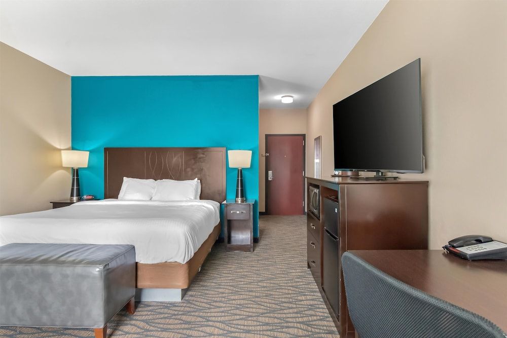 Best Western Plus Hiawatha Hotel Standard Room, 1 King Bed, Non Smoking, Refrigerator & Microwave (Shower Only) 2