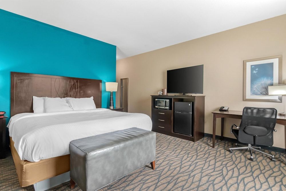 Best Western Plus Hiawatha Hotel Standard Room, 1 King Bed, Non Smoking, Refrigerator & Microwave (Shower Only)