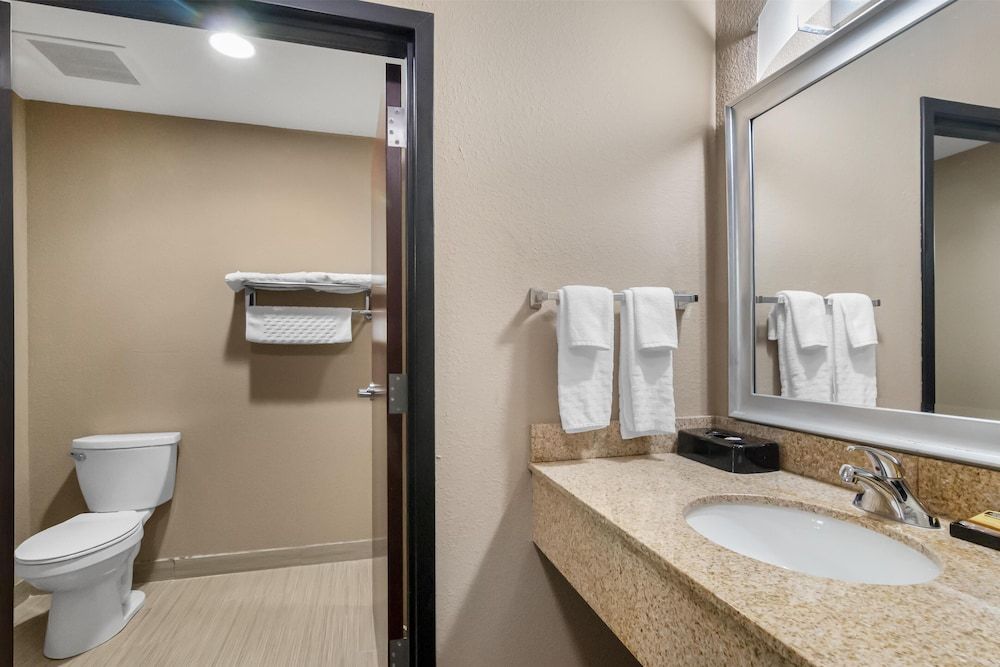 Best Western Plus Hiawatha Hotel Standard Room, 1 King Bed, Non Smoking, Refrigerator & Microwave (Shower Only) 4