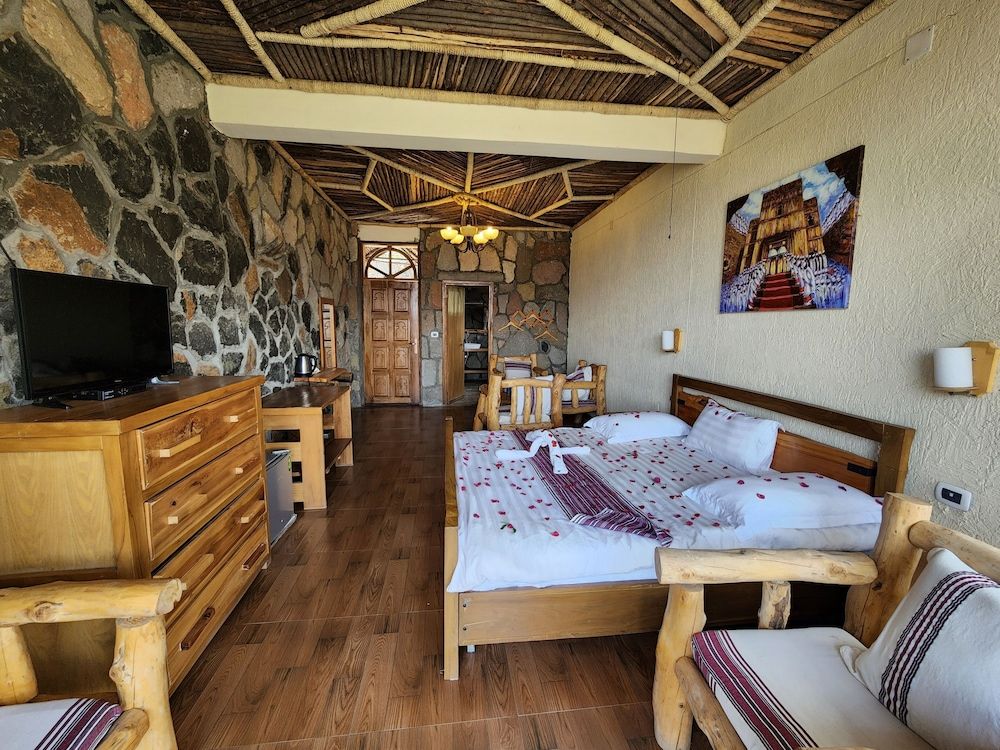 Deluxe Studio Suite, 1 King Bed, Balcony, Mountain View