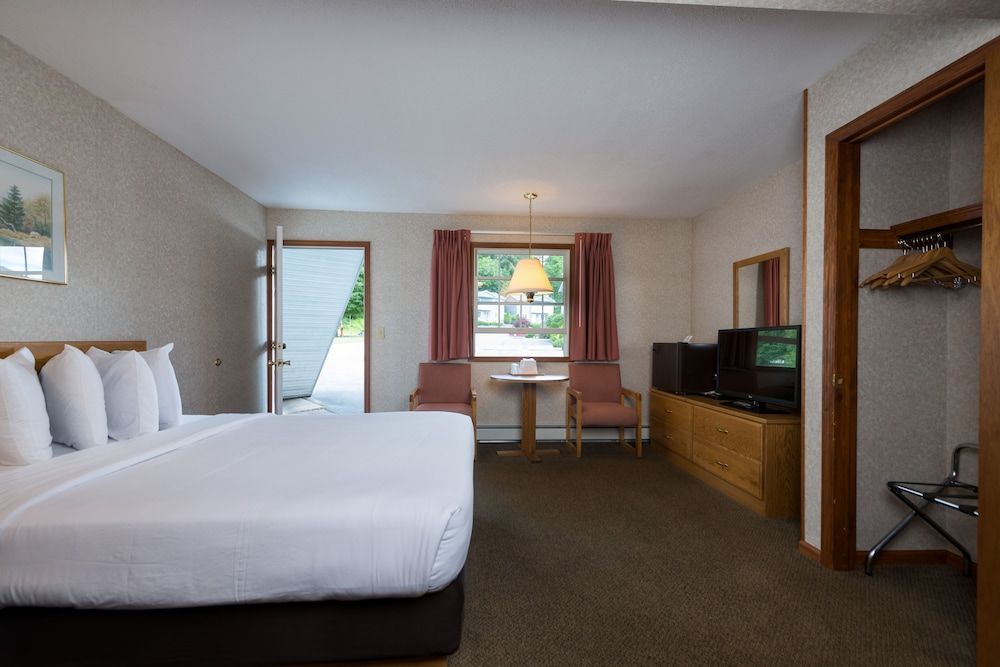 Junior Suite, 1 Queen Bed, Non Smoking (Jetted Tub / Fireplace)