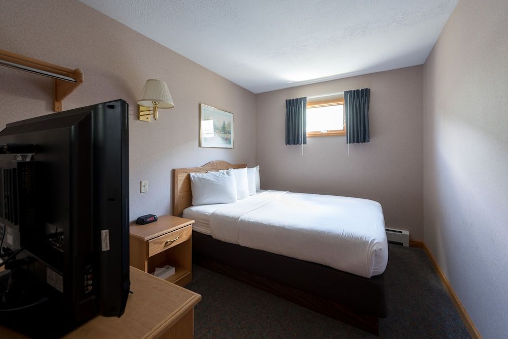 Room, 2 Bedrooms, Non Smoking, Kitchenette (Efficiency 2 Double Beds and 1 Queen )