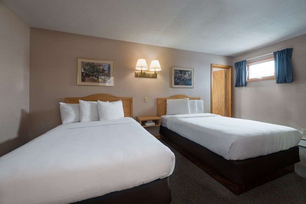 Room, 2 Bedrooms, Non Smoking, Kitchenette (Efficiency 2 Double Beds and 1 Queen )