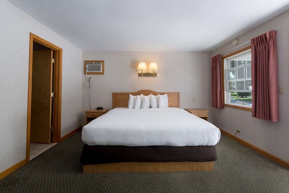 Room, 1 King Bed, Non Smoking, Jetted Tub