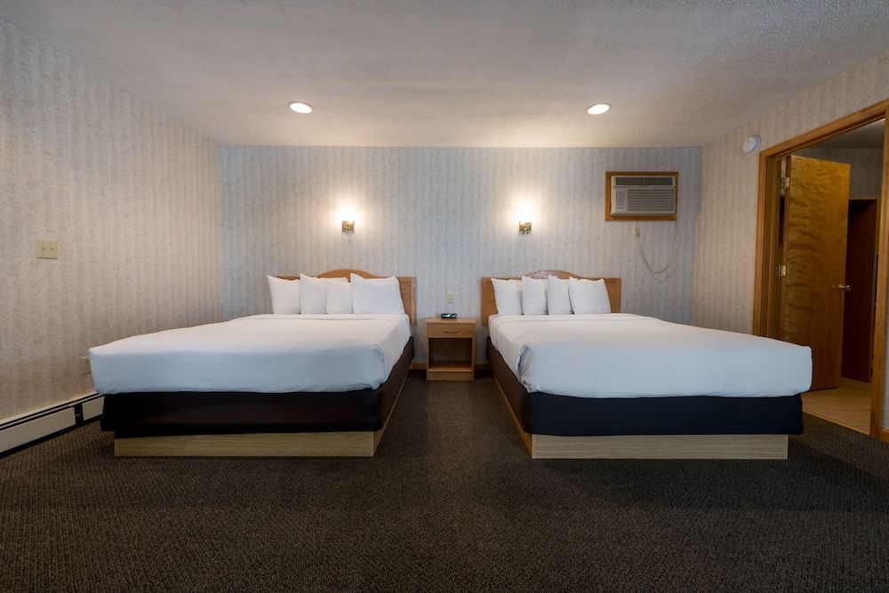 Deluxe Room, Non Smoking (2 Queens and 1 Sofa Bed)