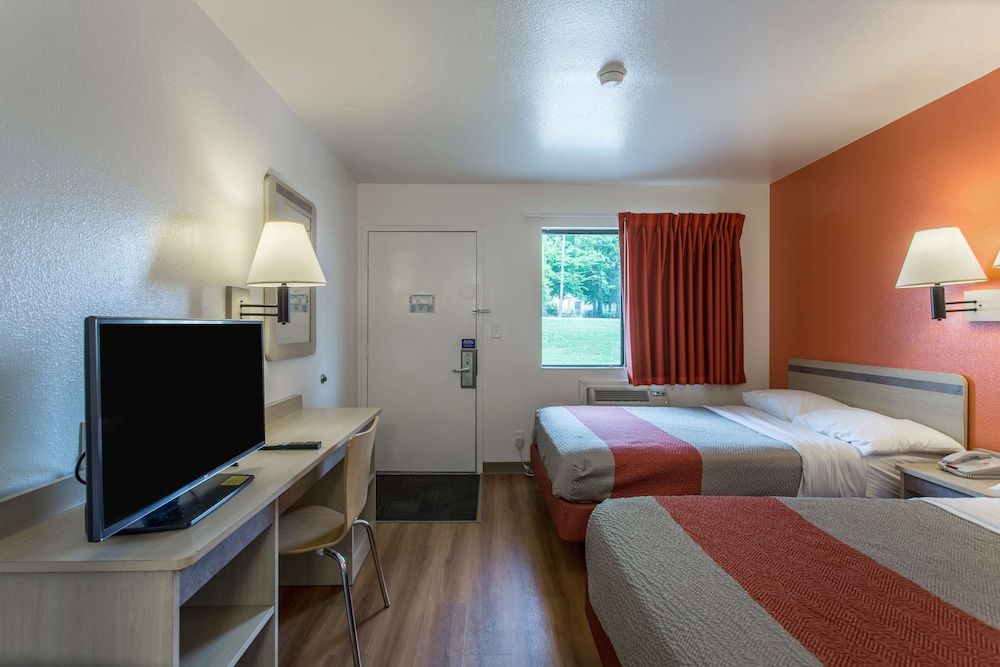 Motel 6 Goodlettsville, TN - Nashville Standard Room, 2 Double Beds, Non Smoking 3