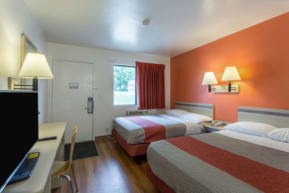 Motel 6 Goodlettsville, TN - Nashville Standard Room, 2 Double Beds, Non Smoking 4