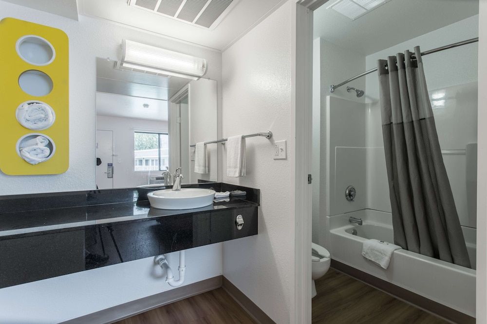 Motel 6 Goodlettsville, TN - Nashville Standard Room, 1 Queen Bed, Non Smoking 7