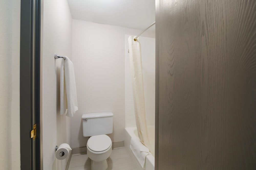 Econo Lodge Williston Standard Room, 1 Queen Bed, Non Smoking 3