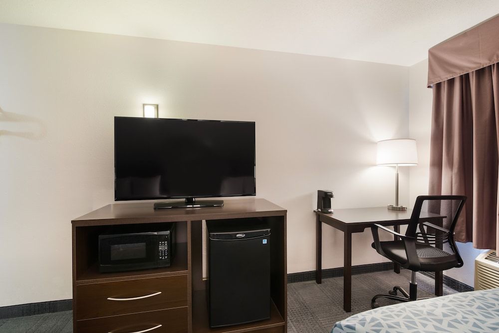 Econo Lodge Williston Standard Room, 2 Double Beds, Non Smoking 5