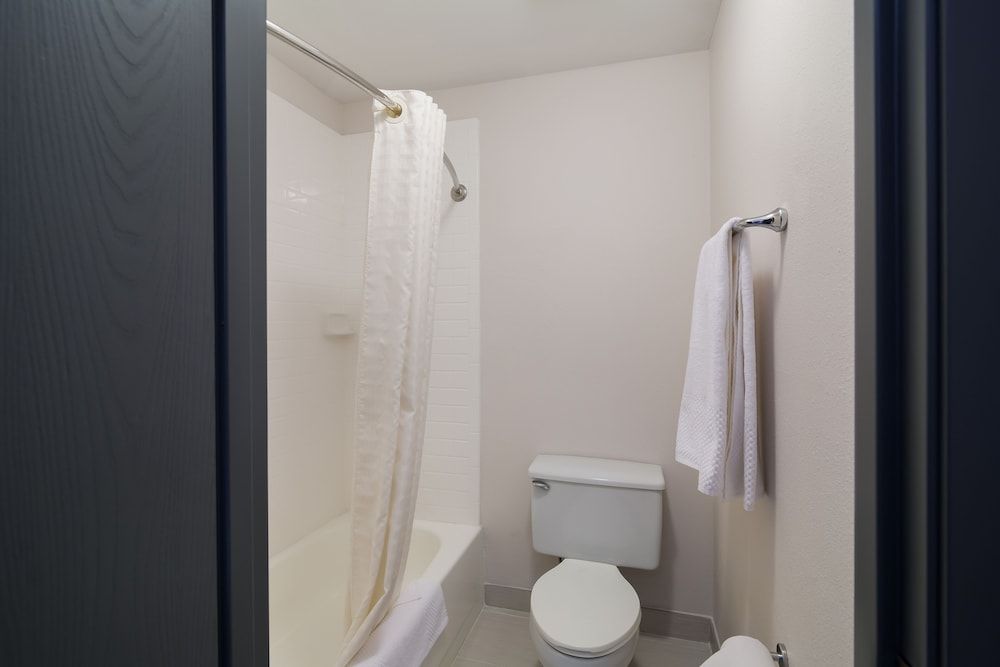 Econo Lodge Williston Standard Room, 2 Double Beds, Non Smoking 4