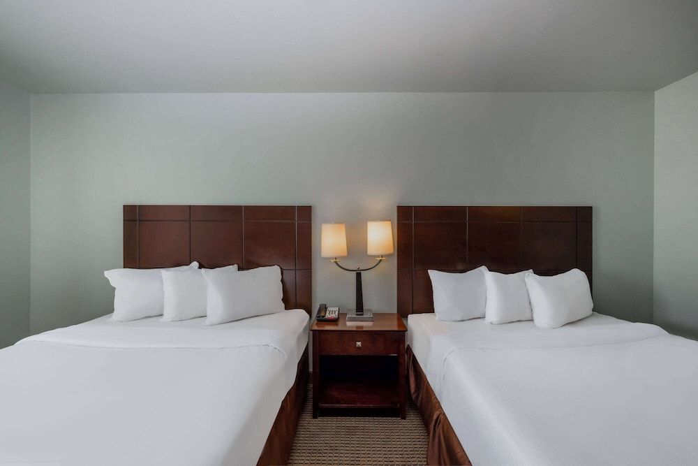 Room, 2 Queen Beds, Accessible, Non Smoking (Roll-in Shower)