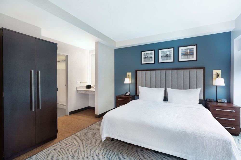 Residence Inn by Marriott Boston Back Bay/Fenway Studio Suite, 1 King Bed with Sofa bed (Mobility/Hearing Access, Roll-In Shwr) 4