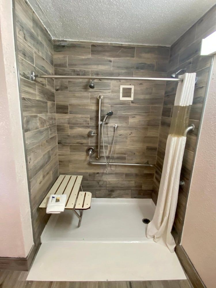 Motel 6 Marianna, FL Deluxe Room, 1 King Bed, Accessible, Non Smoking 5