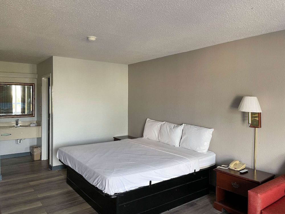 Motel 6 Marianna, FL Deluxe Room, 1 King Bed, Non Smoking, Refrigerator & Microwave 3