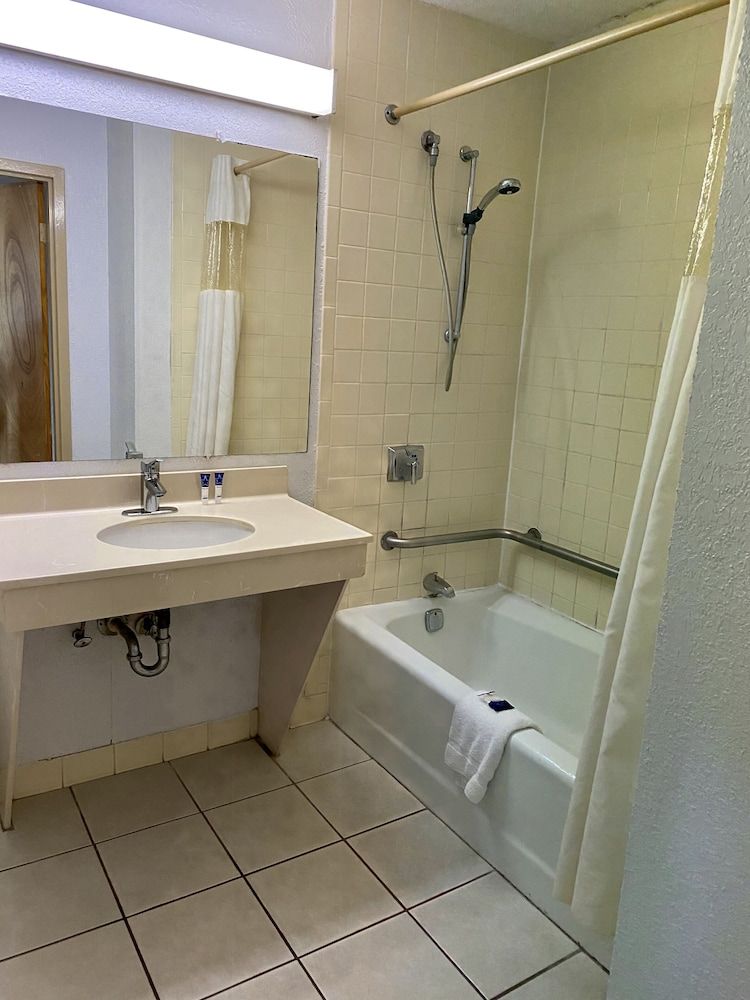 Motel 6 Marianna, FL Deluxe Room, 1 King Bed, Accessible, Non Smoking 7