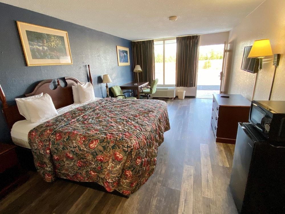 Motel 6 Marianna, FL Deluxe Room, 1 King Bed, Accessible, Non Smoking 3