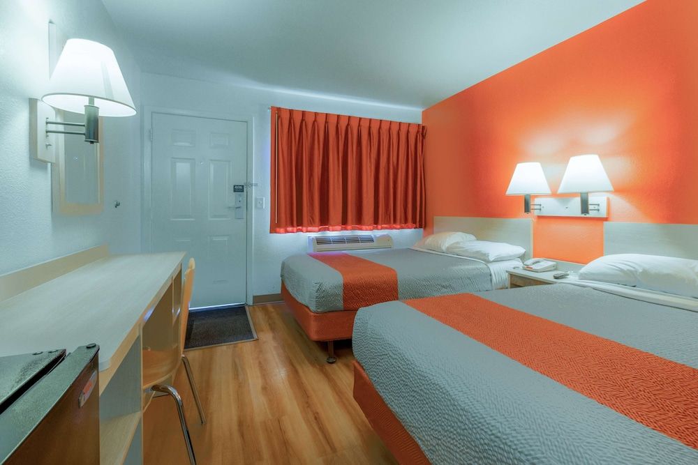 Motel 6 Kelso - Mt. St. Helens Standard Room, 2 Double Beds, Non Smoking 3