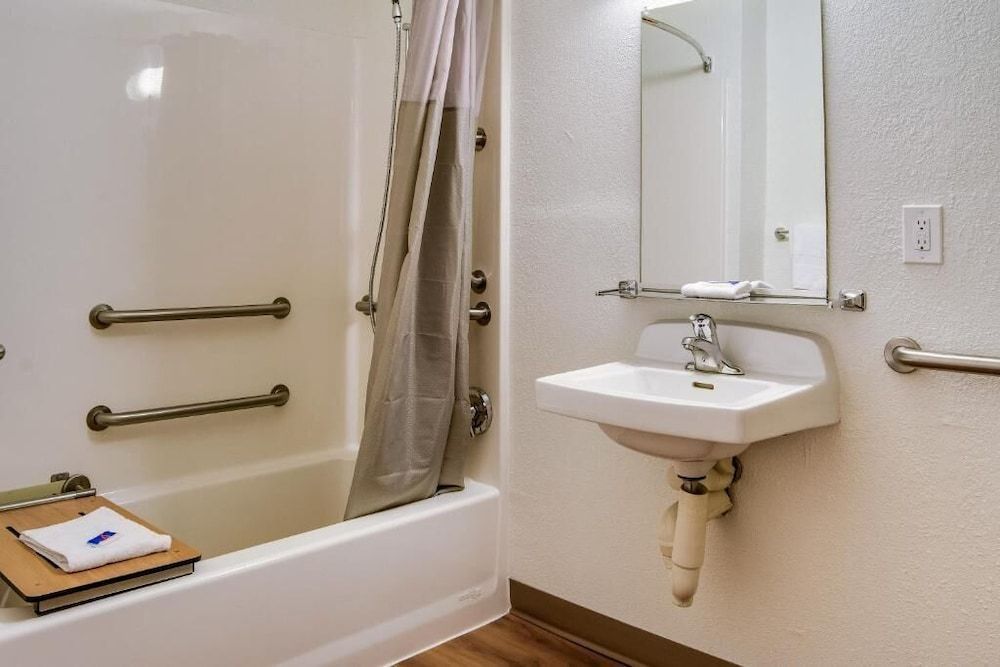 Motel 6 Kelso - Mt. St. Helens Standard Room, 1 Double Bed, Accessible, Non Smoking 4