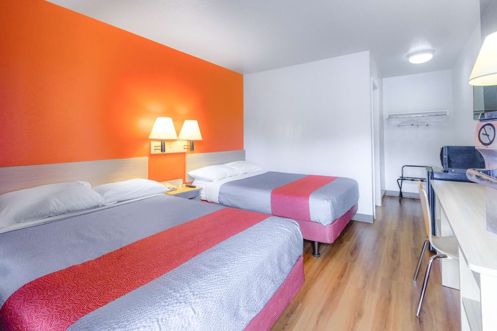 Motel 6 Kelso - Mt. St. Helens Standard Room, 2 Double Beds, Non Smoking 4