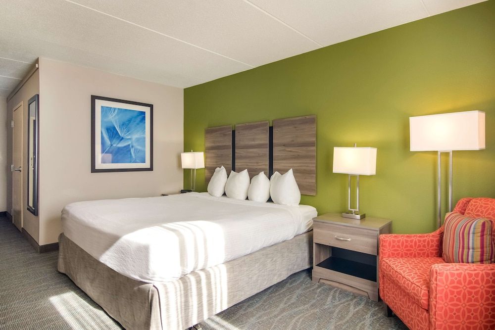 Best Western Dutch Valley Inn Standard Room, 1 King Bed, Accessible, Refrigerator & Microwave