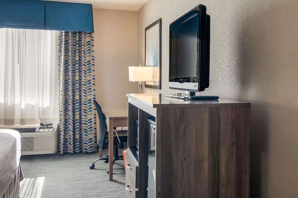 Best Western Dutch Valley Inn Standard Room, 1 King Bed, Accessible, Refrigerator & Microwave 5