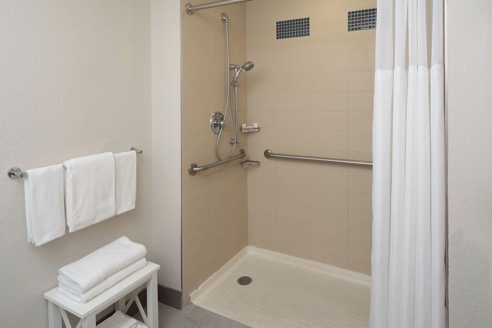 Holiday Inn Express Miami Airport Blue Lagoon Area by IHG Suite, 1 King Bed, Accessible (Communications, Mobil, Roll-In Shower) 4