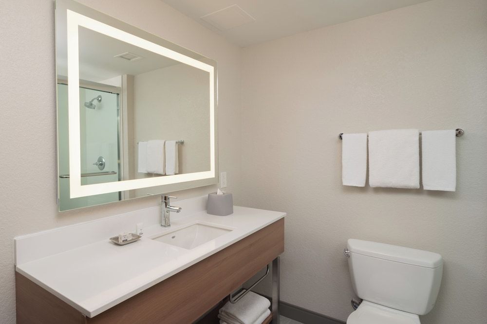 undefined Holiday Inn Express Miami Airport Blue Lagoon Area by IHG 9
