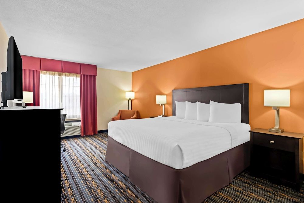 Standard Room, 1 King Bed, Non Smoking, Refrigerator & Microwave
