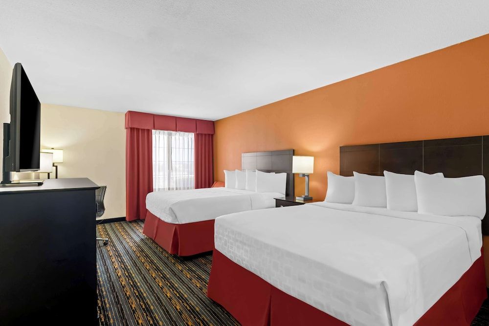 Best Western Kenosha Inn Standard Room, 2 Queen Beds, Non Smoking, Refrigerator & Microwave