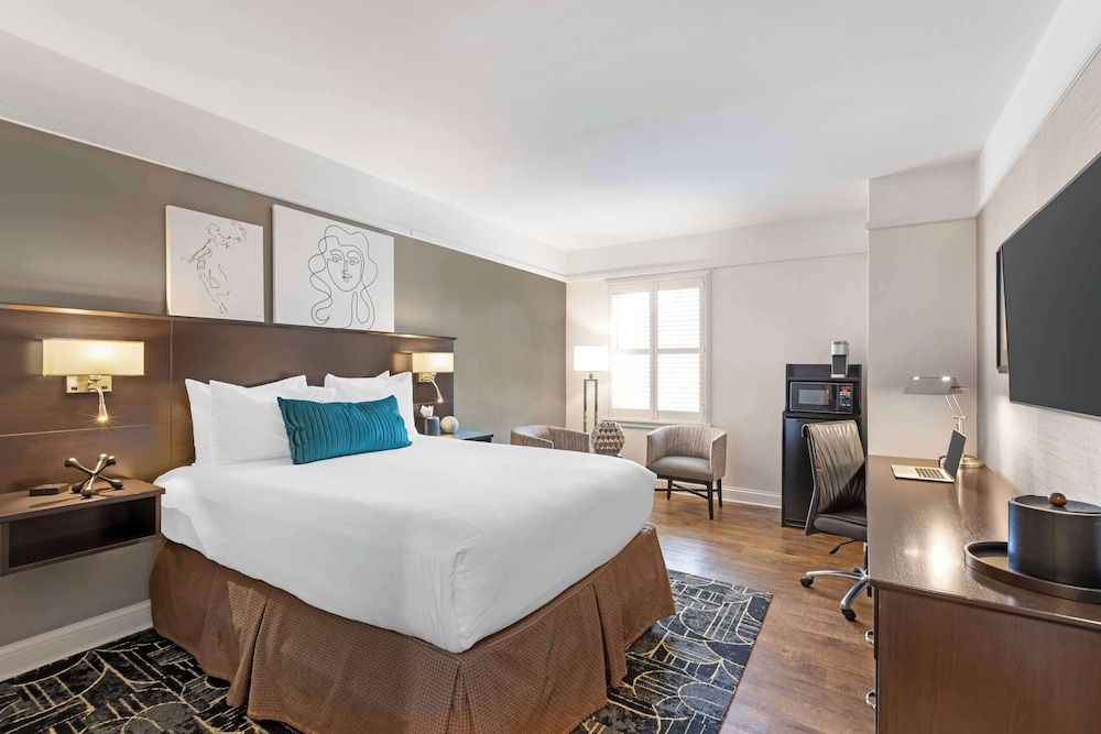 Best Western Plus Hawthorne Terrace Hotel Standard Room, 1 Queen Bed, Non Smoking, Microwave 3