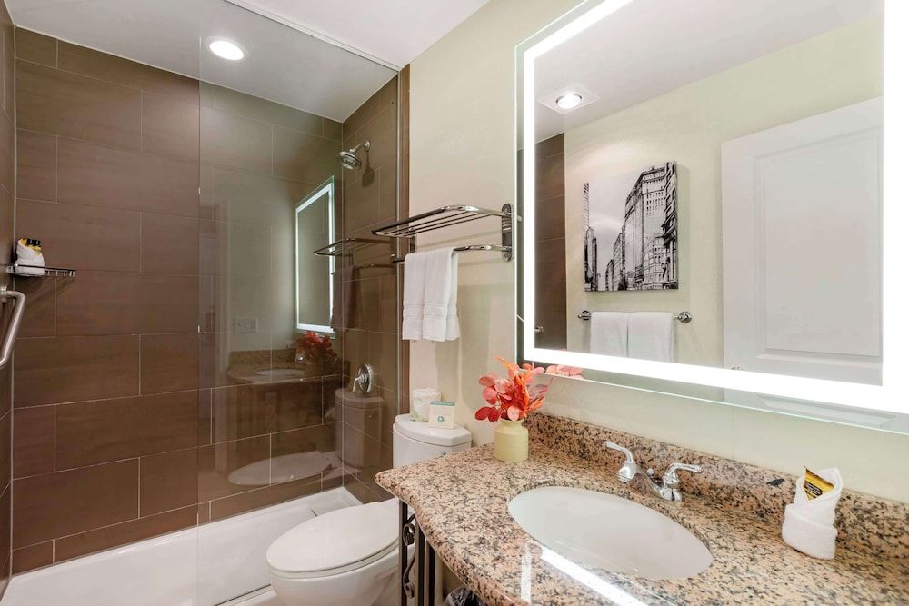 Best Western Plus Hawthorne Terrace Hotel Standard Room, 1 Queen Bed, Non Smoking, Microwave 4