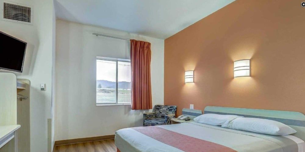 Motel 6 Roseburg, OR Deluxe Room, 1 Queen Bed, Non Smoking, Refrigerator & Microwave 6