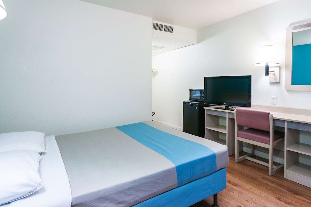 Deluxe Room, 1 Queen Bed, Accessible, Non Smoking