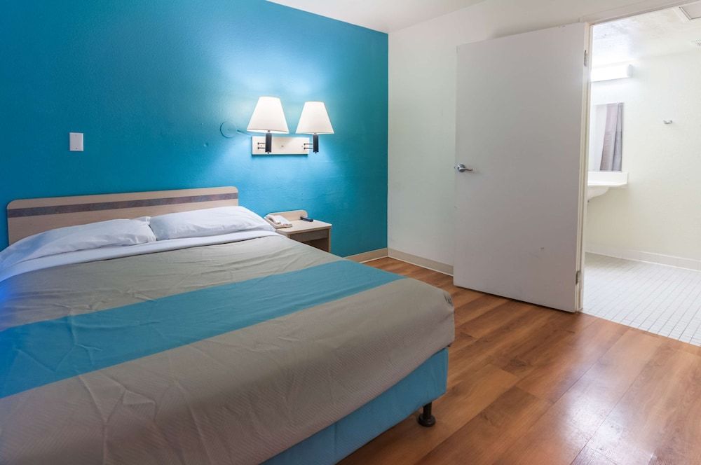 Deluxe Room, 1 Queen Bed, Accessible, Non Smoking