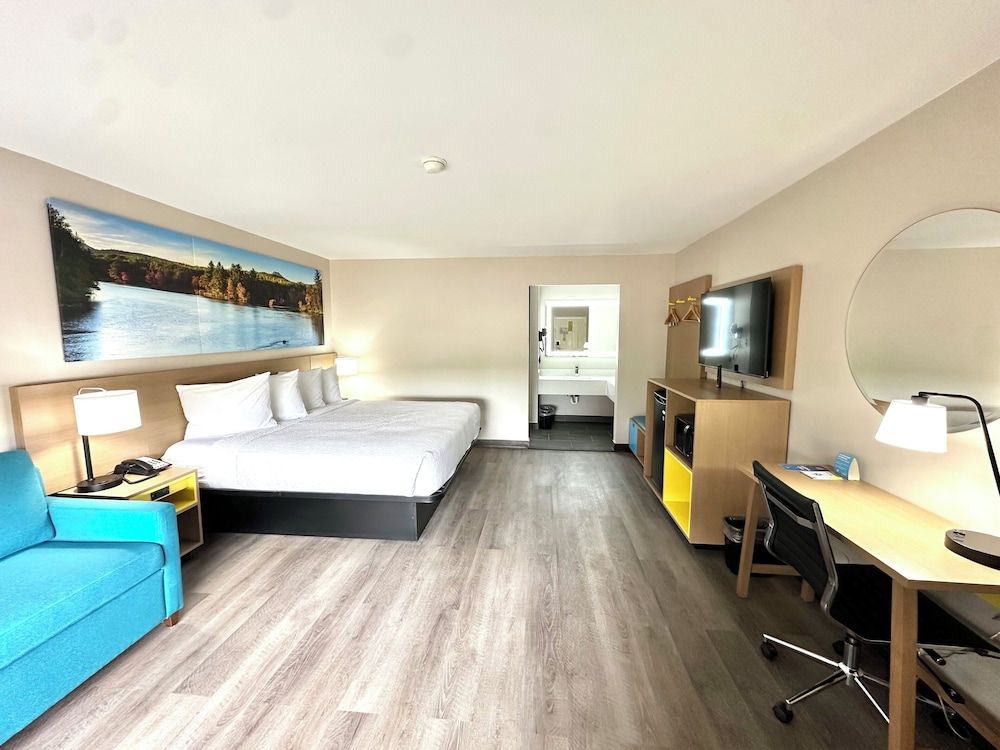 1 King Bed, Suite, Non-Smoking