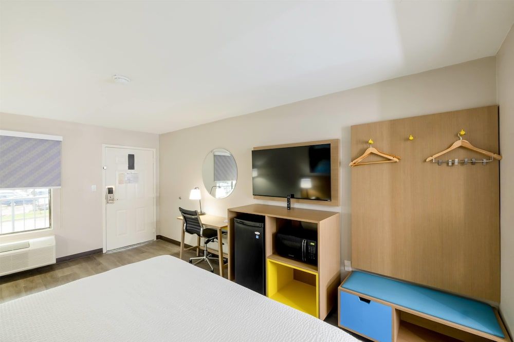 Days Inn & Suites by Wyndham Bossier City/Casino Area 1 King Bed, Non-Smoking 2