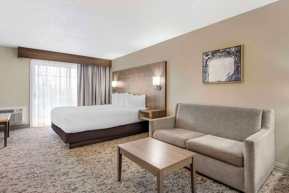 Standard Room, 1 King Bed, Non Smoking, Balcony