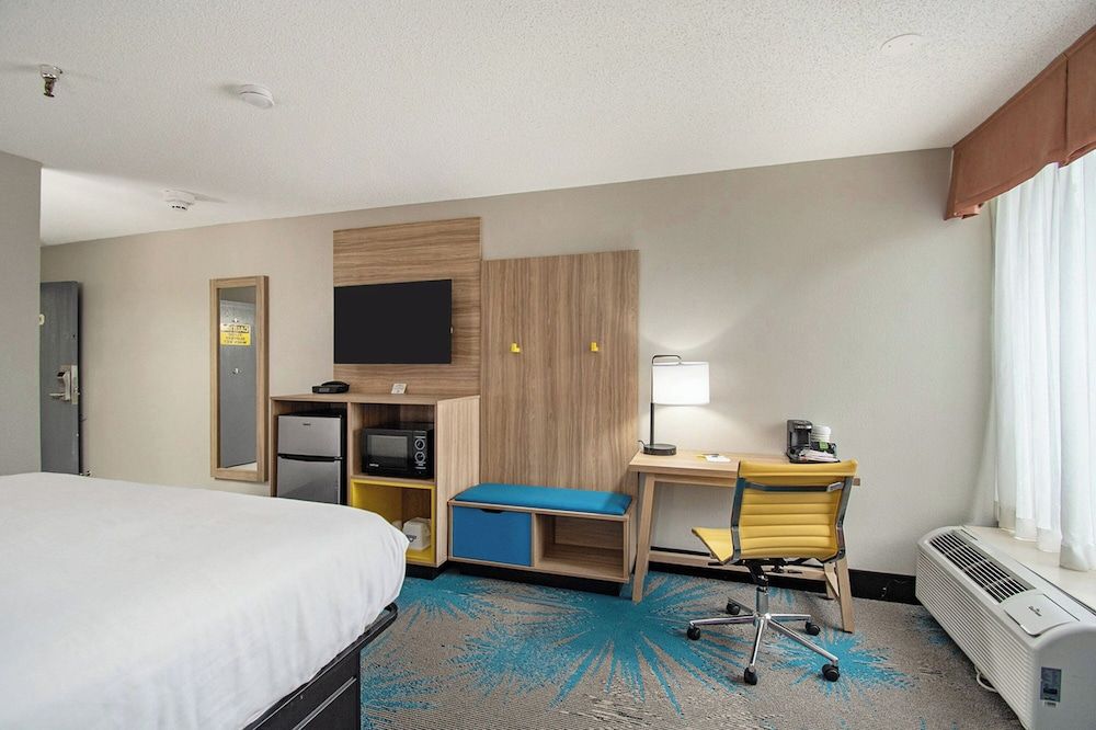 Room, 1 King Bed, Accessible, Non Smoking (Mobility, Tub with Grab Bars)