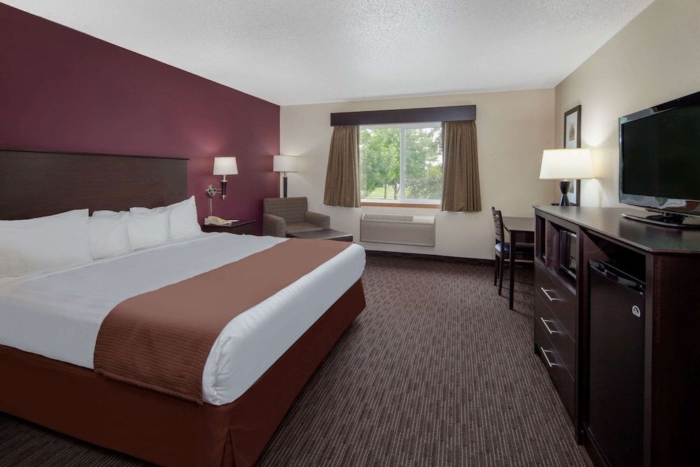 Room, 1 King Bed, Non Smoking (Second Floor, No Elevator)