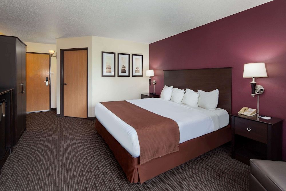 Room, 1 King Bed, Non Smoking (Second Floor, No Elevator)