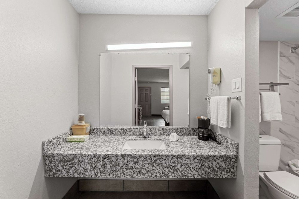 Americas Best Value Inn Ft. Worth Hurst Deluxe Room, 2 Double Beds, Smoking 6