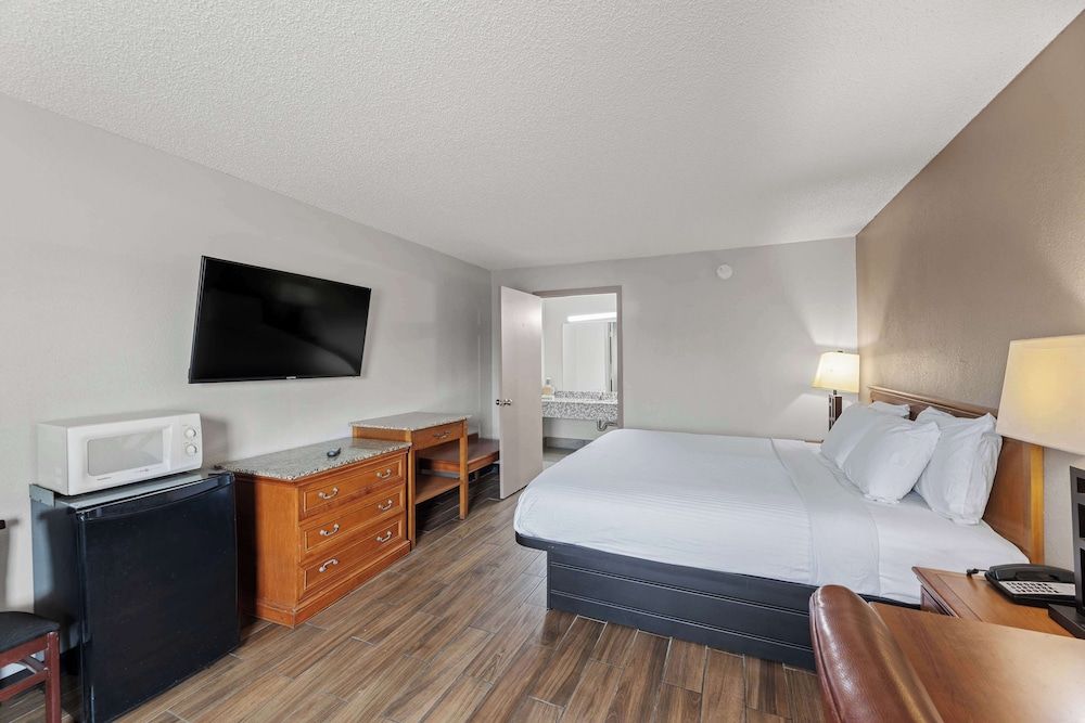 Americas Best Value Inn Ft. Worth Hurst Business Room, 1 King Bed, Smoking 5