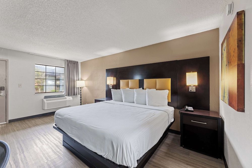 Americas Best Value Inn Ft. Worth Hurst Business Room, 1 King Bed, Smoking 3