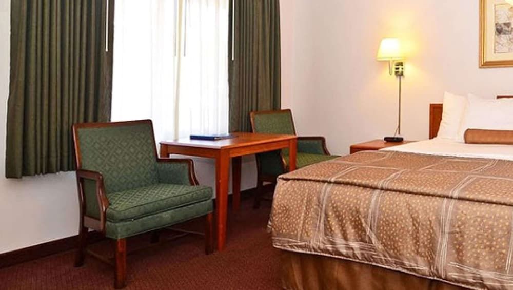 Magnuson Hotel Manitou Springs Room, 1 King Bed, Non Smoking, Refrigerator 3